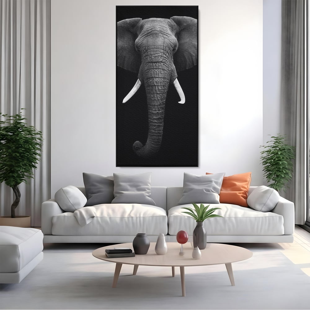 Tablou canvas cu tablou canvas cu cap de elefant, in rama de aluminiu negru, pe perete intr-un living
